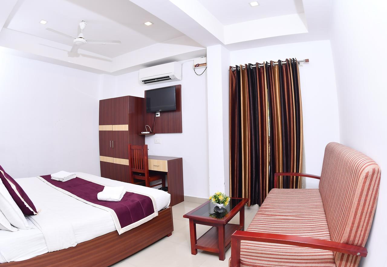 Oyo 18604 Puthens Capitol Inn Kochi Exterior foto